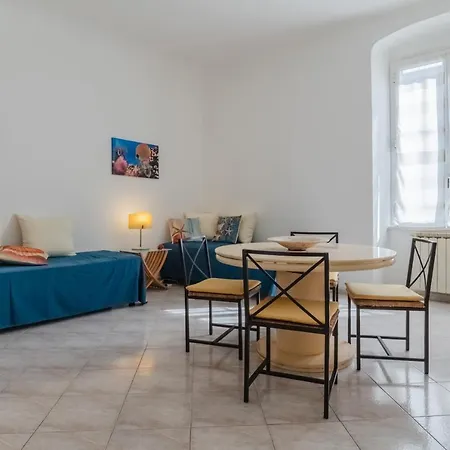 Apartment Lighthouse W/ Balcony La Spezia